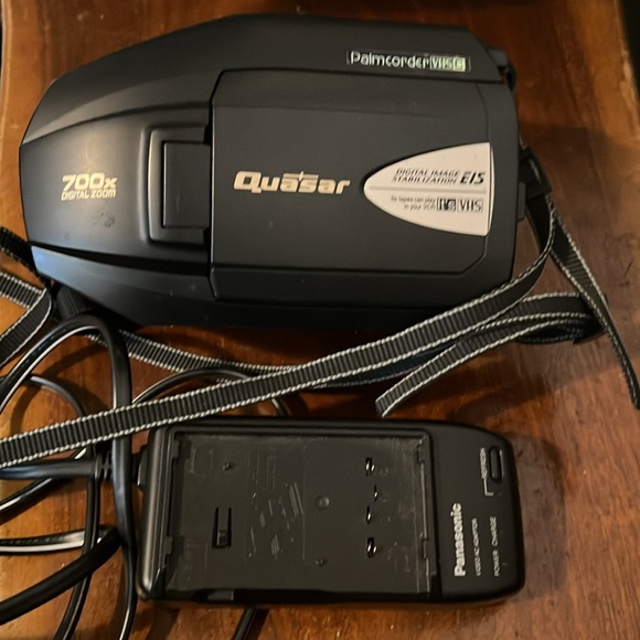 Quasar VM-L152 VHS-C Palmcorder - Picture 3 of 11